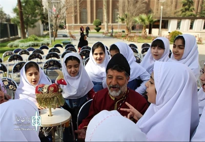 تکم ، عروسک شادی آور

نگاهی دوباره به تکم و آیین تکم گردانی در اردبیل