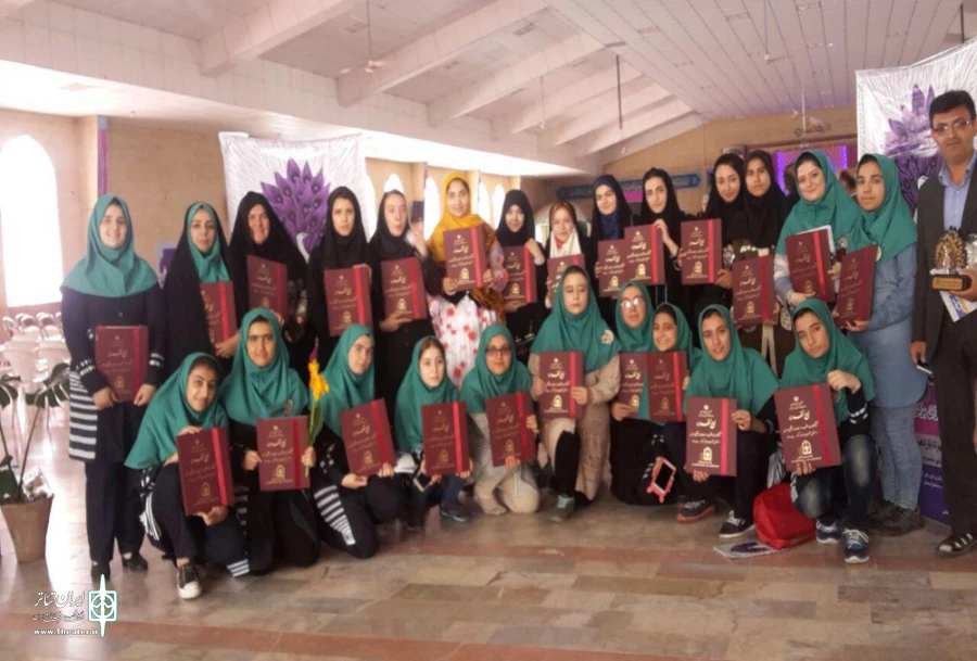 گروه اجرایی نمایش کمی نزدیکتر