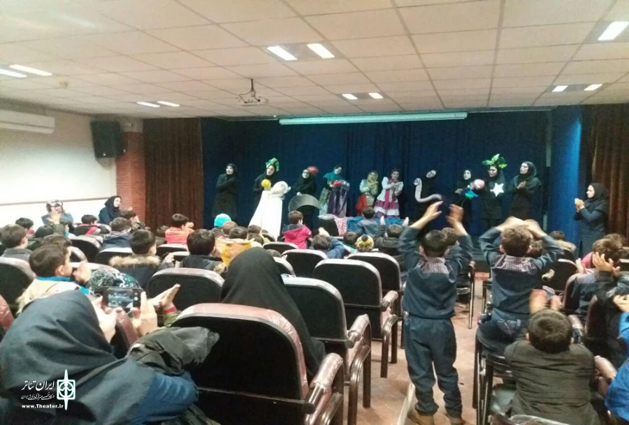 نمایش «کمی نزدیکتر»