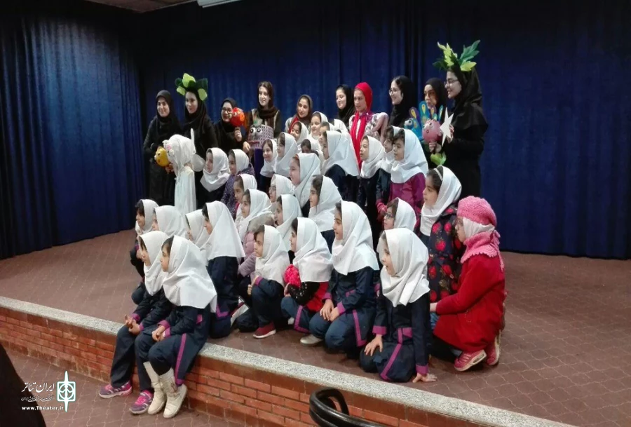 نمایش «کمی نزدیکتر»
