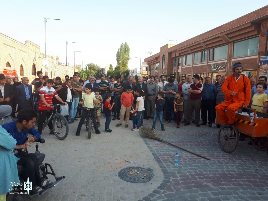 نمایش خیابانی«شاعر زباله ها»