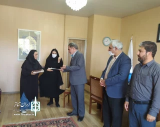 در راستای تکریم خانواده شهدا و ایثارگران صورت گرفت:

تقدیر مدیرکل فرهنگ و ارشاداسلامی اردبیل از بانوی نمایشنامه نویس