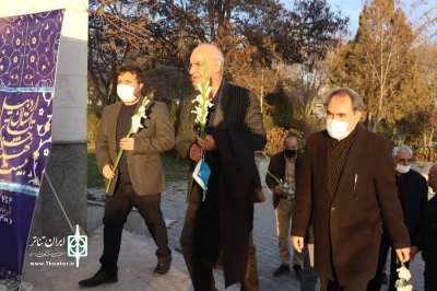همزمان با هفته بسیج صورت گرفت:

ادای احترام هنرمندان به شهدا