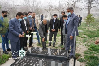 همزمان با هفته هنر انقلاب اسلامی صورت گرفت:

ادای احترام اصحاب فرهنگ و هنر به شهدا در سرعین