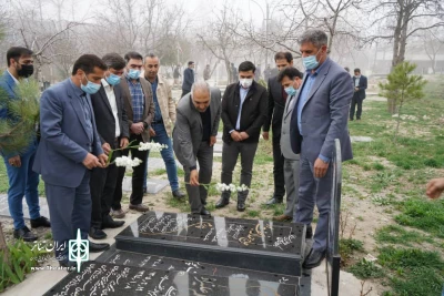 همزمان با هفته هنر انقلاب اسلامی صورت گرفت:

ادای احترام اصحاب فرهنگ و هنر به شهدا در سرعین