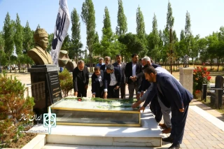 در سفر به اردبیل صورت گرفت:

ادای احترام رئیس سازمان سینمایی کشور به شهدا و هنرمندان
