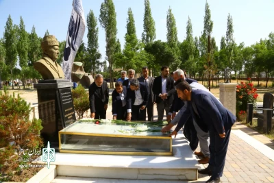 در سفر به اردبیل صورت گرفت:

ادای احترام رئیس سازمان سینمایی کشور به شهدا و هنرمندان