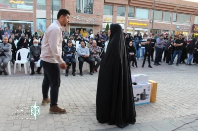 در پیاده راه عالی قاپوی اردبیل:

هنرمندان شهر گرمی نمایش خیابانی«عتیقه» را اجرا کردند