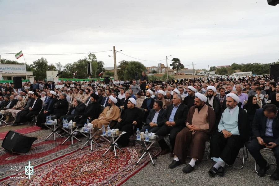 نماینده ولی فقیه در استان اردبیل نمایش «1320» را تماشا کرد.
