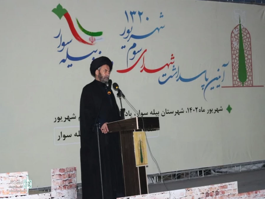 نماینده ولی فقیه در استان اردبیل نمایش «1320» را تماشا کرد.