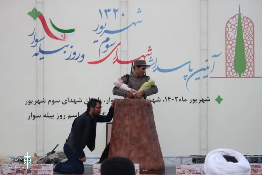نماینده ولی فقیه در استان اردبیل نمایش «1320» را تماشا کرد.