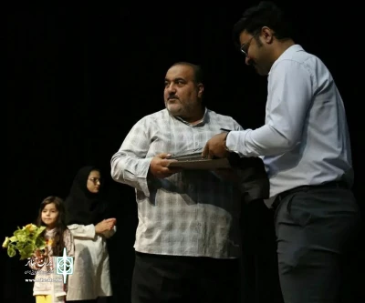 سلمان شفیعی کارگردان نمایش «کاغذ کثیف»:

برگزاری جشنواره پانتومیم زمینه‌ساز تشویق هنرمندان در شهرستان ها است