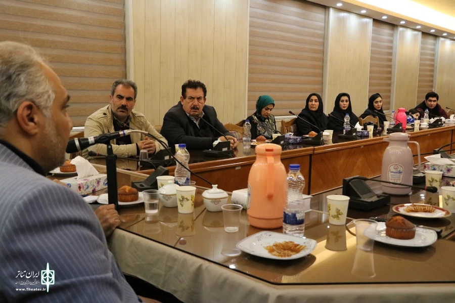نشست هنرمندان تئاتر استان اردبیل با کاظم نظری/ عکس: محمدرضا باوفا و بهناز عظیمی