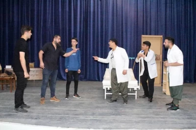 گروه تئاتر رجاء

نمایش کمدی «وای پس ...» را در شهر مرزی بیله سوار اجرا کرد