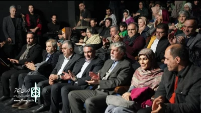 در سالن قشقایی مجموعه تئاتر شهر:

وزیر فرهنگ و ارشاد اسلامی به تماشای «طرلان» اردبیلی ها  نشست
