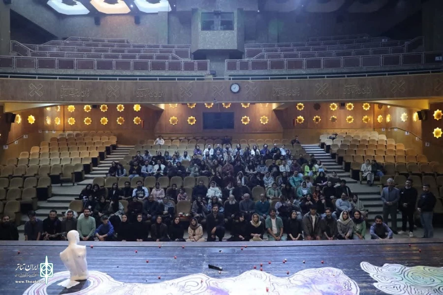 نمایش اتفاق خودش نمی افتد
