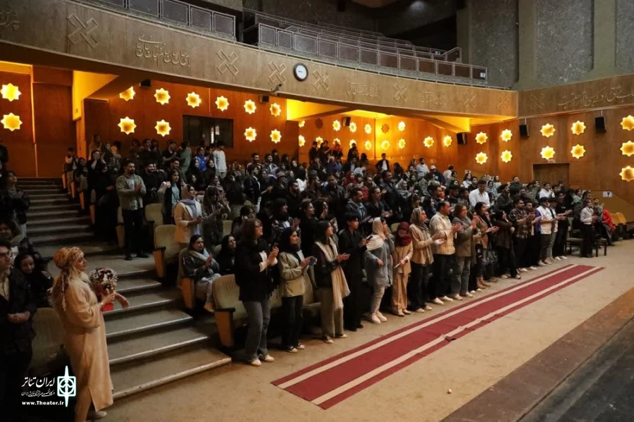 نمایش اتفاق خودش نمی افتد