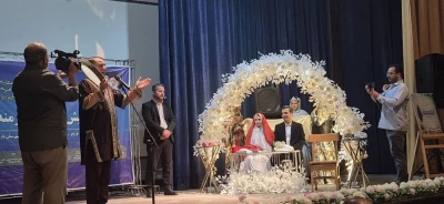 همزمان با روز ازدواج صورت گرفت:

جشن ازدواج زوج تئاتری پارس آبادی در صحنه